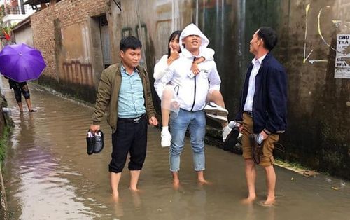 Mưa to gió lớn ngay mùng 1, dân tình đồng loạt khoe ảnh ì ạch lội nước, trèo tường đi chúc Tết