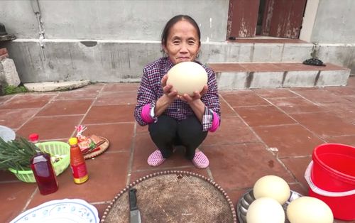 Làm món trứng đà điểu khổng lồ, Bà Tân bị dân tình chỉ ra lỗi sai có thể khiến người ăn ngộ độc