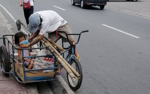Xúc động khoảnh khắc người cha nghèo nhường khẩu trang cho con giữa đại dịch COVID-19