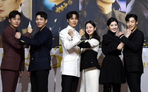 Họp báo 'The King': Cậu chủ Lee Min Ho đẹp xuất sắc, tình tứ bên Kim Go Eun và Woo Do Hwan