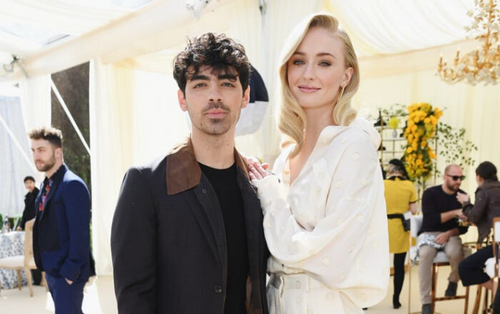 Sophie Turner hóa thân từ teenager ‘u ám’ sang quý cô thanh lịch sau khi lấy chồng
