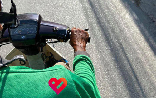 Đi học xa nhà, cô gái bật khóc khi biết số tiền bố gửi hàng tháng: 'Ngày chạy Grab, đêm làm bảo vệ, bữa cơm chỉ duy nhất 2 món'