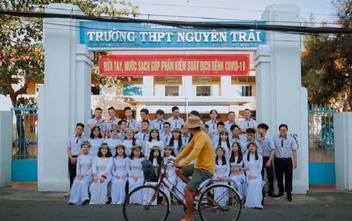 Những bức ảnh kỷ yếu bất ngờ trở nên đặc biệt bởi những nhân vật 'không mời mà đến'
