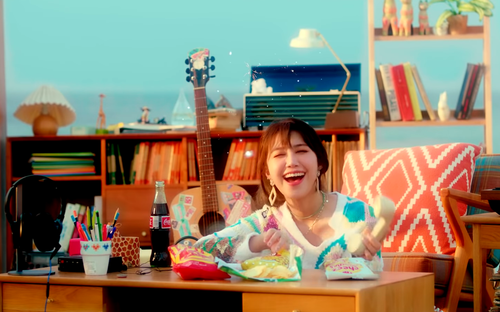 Fan thắc mắc sao Eunji (Apink) lại mặc áo len giữa... bãi biển thế này?