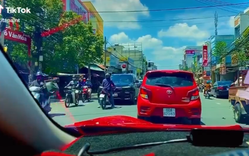 Đi sai còn ngoan cố đối đầu ô tô, người phụ nữ nhận cái kết ê chề