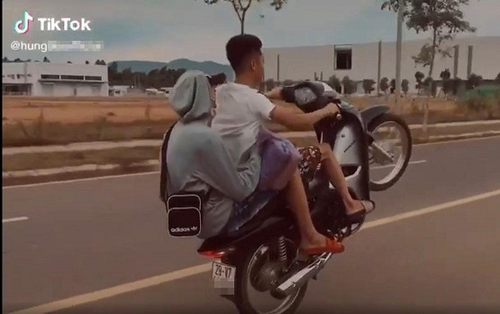 Khoe clip bốc đầu xe máy trên Tiktok, một nam thanh niên bị phạt hơn 4 triệu đồng