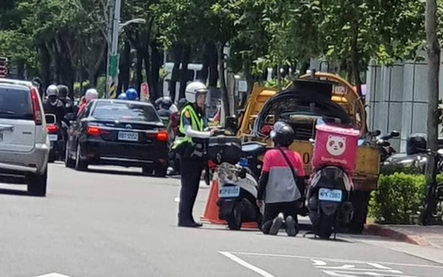 Nam shipper quỳ gối trên đường phố, nguyên nhân phía sau khiến nhiều người bất ngờ