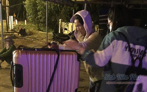 Hình ảnh người mẹ già chuẩn bị đồ đạc cho con gái lên đường nhập học khiến CĐM xúc động