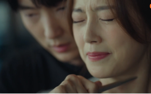 Tập 27 'Hoa của quỷ': Dùng dao kề cổ vợ, Lee Joon Ki bị cảnh sát toàn quốc săn lùng