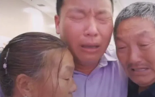 Người đàn ông vỡ òa trong hạnh phúc khi đoàn tụ bố mẹ ruột sau gần 4 thập kỷ bị bắt cóc