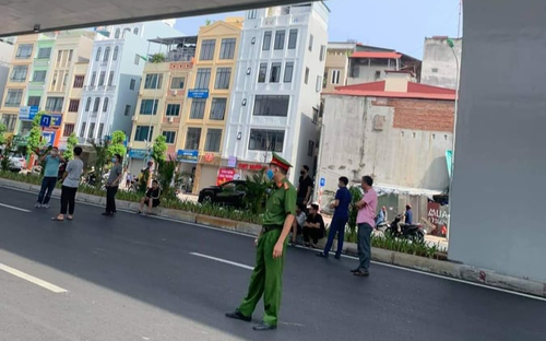 Dựng hiện trường vụ nam thanh niên cầm hung khí đập phá xe của người dân sau va chạm giao thông