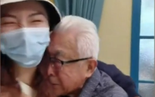 Thấy cháu gái bất ngờ về quê không báo trước, ông nội xúc động tới nỗi òa khóc nức nở