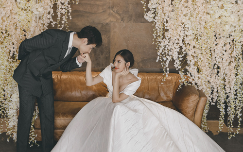 Chúng Huyền Thanh diện váy cúp ngực, khoe vòng 1 gợi cảm trong bộ ảnh kỉ niệm 3 năm ngày cưới