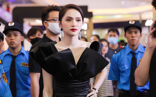Hoa hậu Hương Giang xuất hiện tại một sự kiện được khán giả quan tâm vây kín, nhiều bảo vệ phải hộ tống