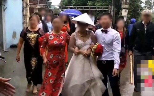 Đón cô dâu và họ hàng nhà gái vào lễ cưới, chú rể say khướt chân bước liêu xiêu khiến nhiều người ngao ngán