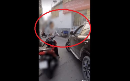 Clip: Người đàn ông đi xe máy cầm gậy bất ngờ xông vào đập bể kính xe ô tô bị chỉ trích