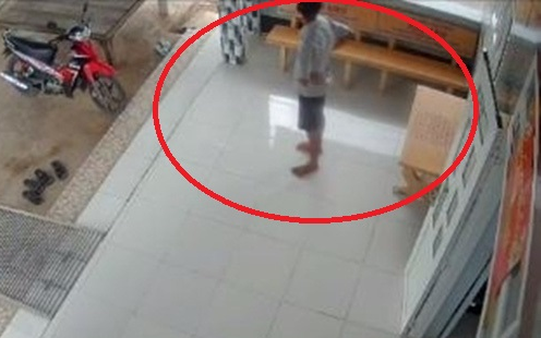 Nghe tin con gái đi học đại học trở về thăm nhà, cha thấp thỏm ngóng trông khiến nhiều người rưng rưng