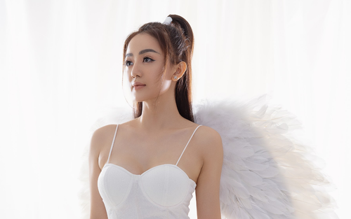 Học trò Đông Nhi gây chú ý với tạo hình thiên thần trong sản phẩm mùa Giáng sinh