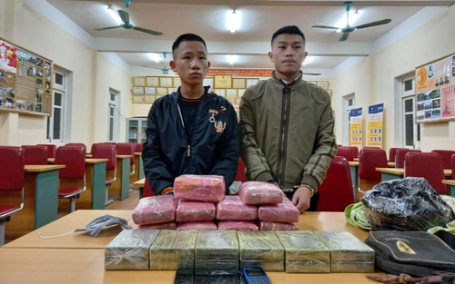Hai nam sinh Nghệ An vận chuyển 12 bánh heroin, lấy tiền công 300 triệu đồng