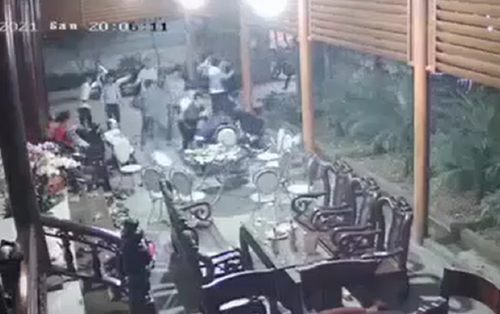 Đang chúc Tết, người đàn ông bị nhóm côn đồ khoảng 20 người cầm dao xông vào chém loạn xạ