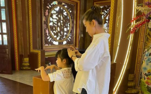 Con gái Mai Phương đi viếng mẹ, lời khấn nguyện khiến ai nghe cũng xúc động