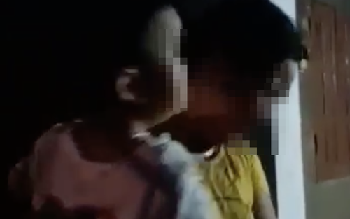Phẫn nộ sự việc người phụ nữ đổ chất bẩn vào mẹ và bé trai 2 tuổi để đòi nợ