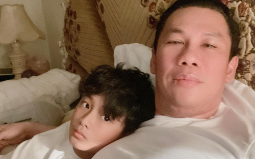 Đăng ảnh con trai ôm cứng, chồng cũ Lệ Quyên than thở vì bé Bo quá bám nên bố 'khó có người yêu'