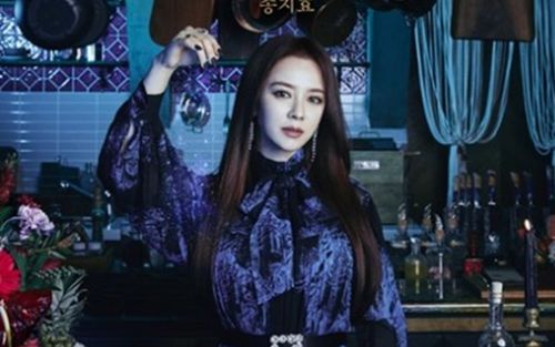 Knet phát cuồng với hình ảnh xinh đẹp đầy ma mị của 'mợ ngố' Song Ji Hyo trong poster phim mới