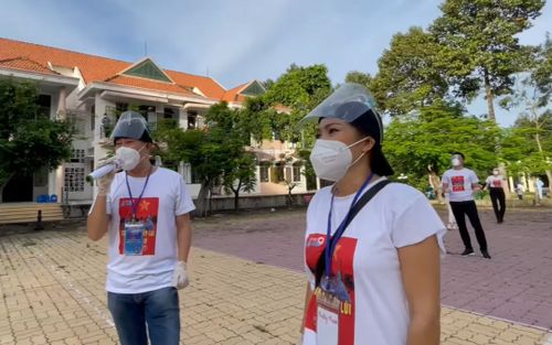 Phương Thanh cùng Quốc Đại 'song kiếm hợp bích', biến bệnh viện dã chiến thành sân khấu 'cây nhà lá vườn'