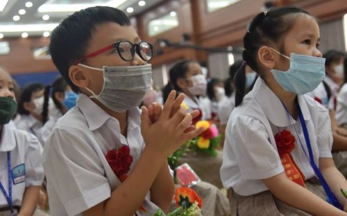 Bộ GD-ĐT đề nghị giữ ổn định mức học phí, chia sẻ khó khăn với phụ huynh mùa dịch
