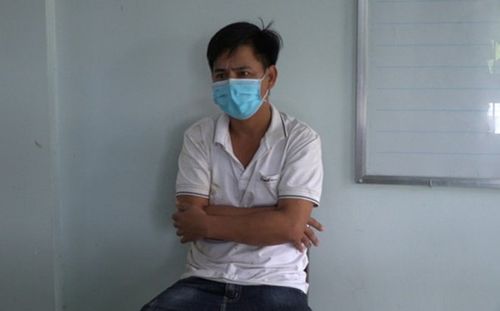 Không được qua chốt, kế toán trường THCS liên tục lăng mạ rồi đánh Thượng úy CSGT