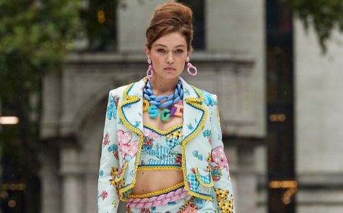 Moschino Xuân/ Hè 2022: Khách mời nhốn nháo, người mẫu gào thét trên sàn diễn