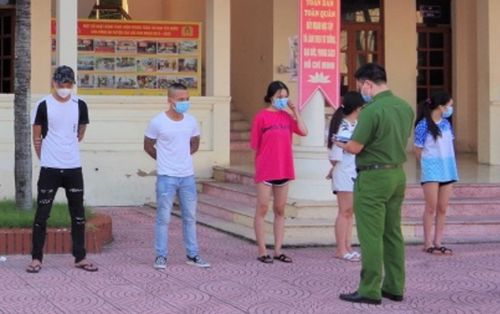 Hàng chục đối tượng nam nữ thác loạn tại quán karaoke, có cả trẻ em 13 tuổi