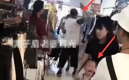 Chồng tát vợ ngay giữa trung tâm mua sắm đông đúc mặc con đứng một bên khóc nấc