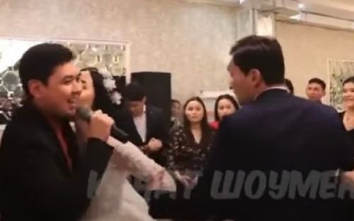 Clip: Chú rể ôm eo tình tứ với người yêu cũ, cô dâu liền trả đũa ôm hôn nam MC ở đám cưới gây bão TikTok