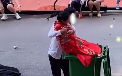 Khách ở lễ cưới vừa về, chú rể quăng thẳng cô dâu vào thùng rác, nguyên nhân khiến netizen tranh cãi