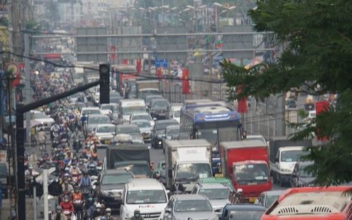 Các phương tiện ù ứ kéo dài khắp các cửa ngõ Sài Gòn trong những ngày cận Tết