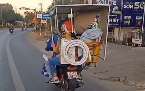 Ông bố dựng lán, gắn ghế vào xe máy để đưa cả nhà về quê, đoạn clip khiến dư luận tranh cãi kịch liệt