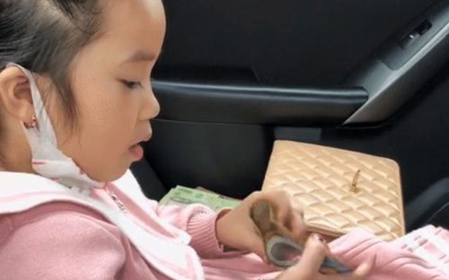 Bé gái tay thoăn thoắt đếm tiền lì xì khiến dân tình trầm trồ: Có tố chất làm nhân viên ngân hàng