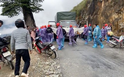 Nhóm phượt thủ đông nghịt chặn xe tải rồi hành hung tài xế ở Hà Giang, công an đã giữ được một người