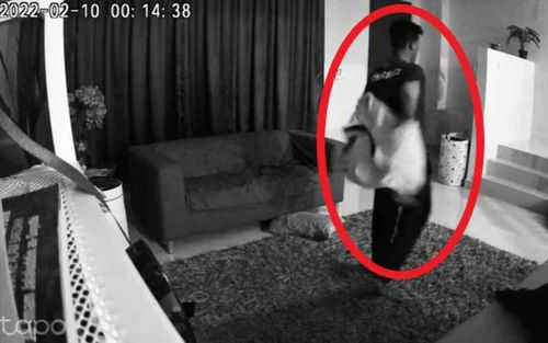 Xem camera an ninh thì thấy có người lạ, chủ nhà sợ tái mặt khi tiếp tục nhận được tin nhắn kỳ lạ