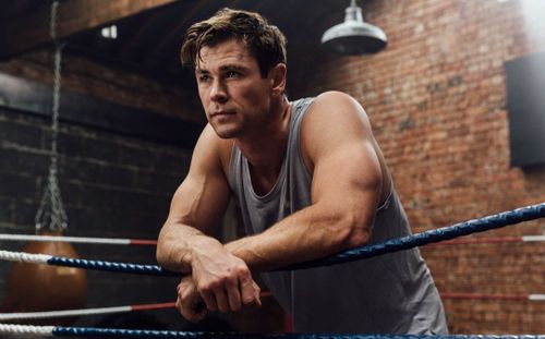Nam thần Chris Hemsworth nhịn uống nước mỗi khi có cảnh 'thoát y' khoe cơ bắp