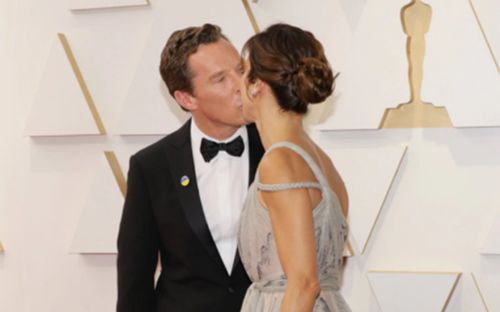 Oscar 2022: Benedict Cumberbatch và vợ hôn nhau cực cháy trên thảm đỏ, giật luôn spotlight của dàn sao