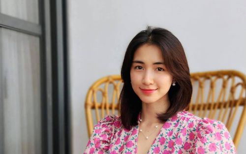 Xúc động bức ảnh Hòa Minzy ôm chặt con trai trong khoảnh khắc thiêng liêng, nhắn nhủ 3 từ rơi nước mắt