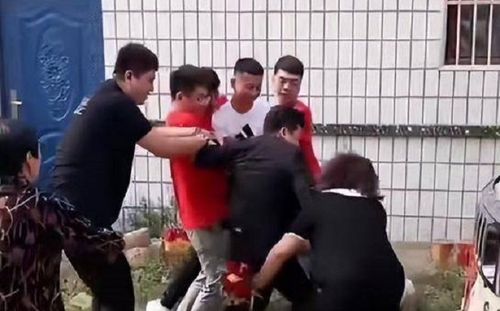 Rước dâu sớm vô tình phát hiện kế hoạch ngoài lề từ nhà gái, chú rể tức 'xì khói' đấm 1 vị khách đặc biệt