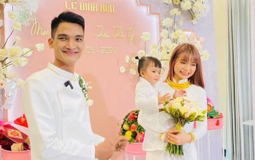 Mạc Văn Khoa đón dâu bằng xe máy, Vy Pumpe đeo vàng 'nặng trĩu cổ' trong lễ đính hôn
