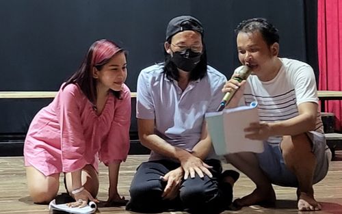 Loạt hình ảnh mới nhất của Hoài Linh tại một buổi diễn tập: Che kín mặt, lộ rõ vẻ mệt mỏi trên sân khấu