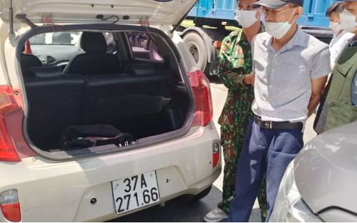 Công an chặn bắt chiếc ô tô chở 5kg ma túy