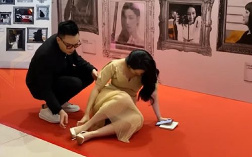 Một sao nữ nổi tiếng Vbiz té 'sấp mặt' tại thảm đỏ sự kiện, thần sắc sau đó mới khiến netizen bất ngờ