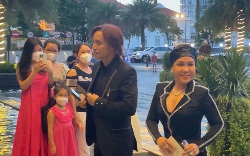 Dàn sao xúng xính váy áo dự đám cưới Mạc Văn Khoa, Việt Hương chiếm spotlight với trang phục ấn tượng